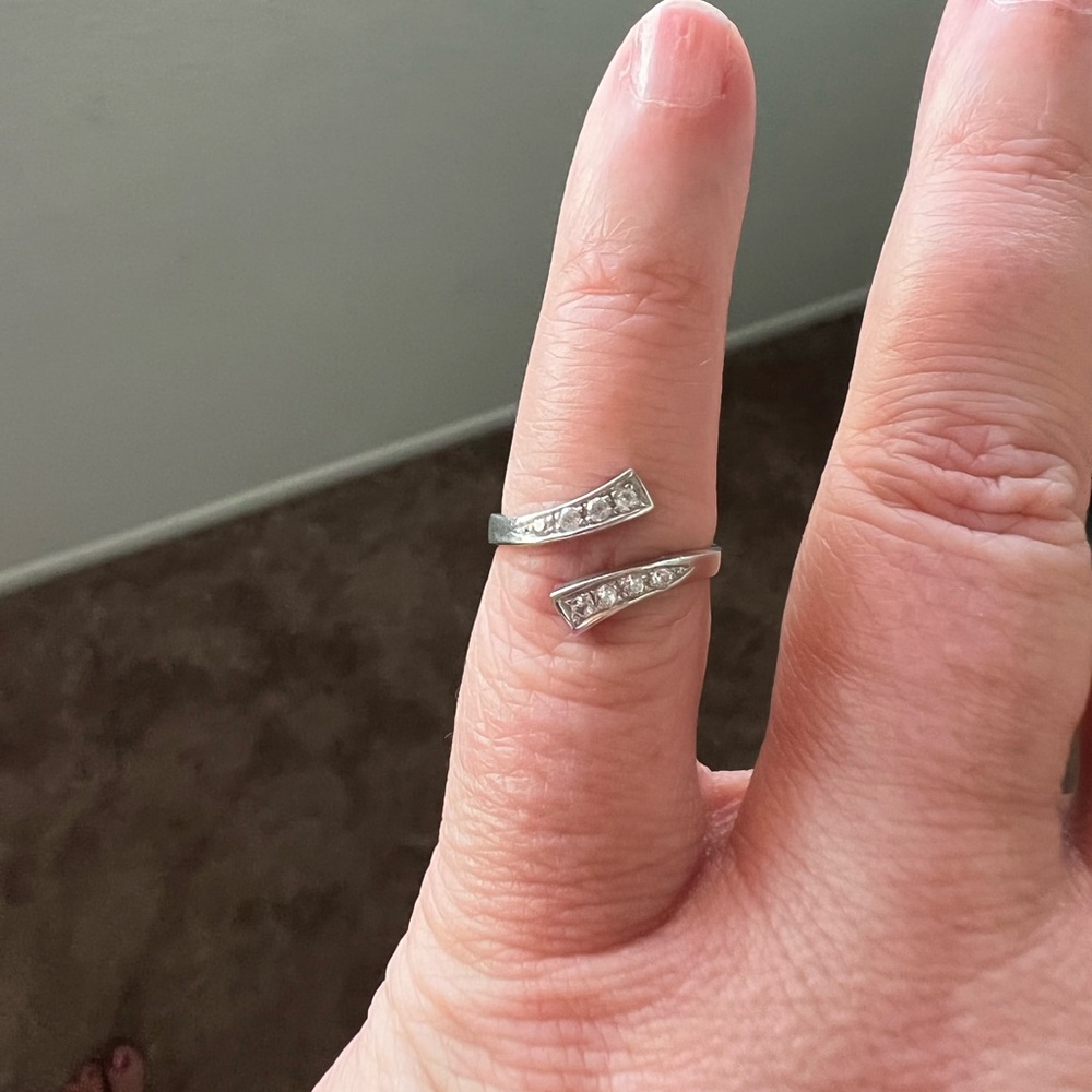 14k white gold channel setting toe ring